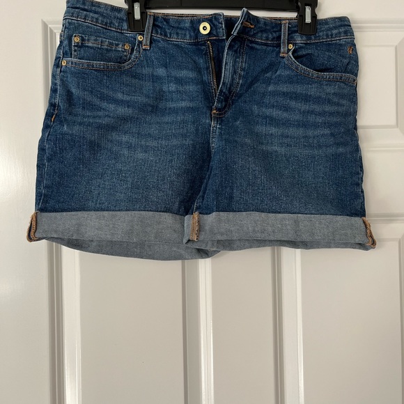 Tommy Hilfiger denim shorts with. 5 inch inseam. Excellent condition. - Picture 3 of 4